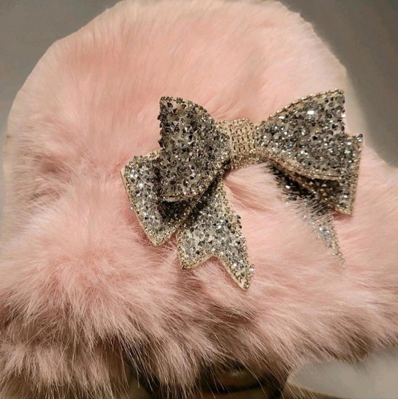 NWT Soft Pink Super Furry Faux Fur Winter Bucket Hat w/ Vtg. Crystal Bow Brooch - Picture 4 of 16